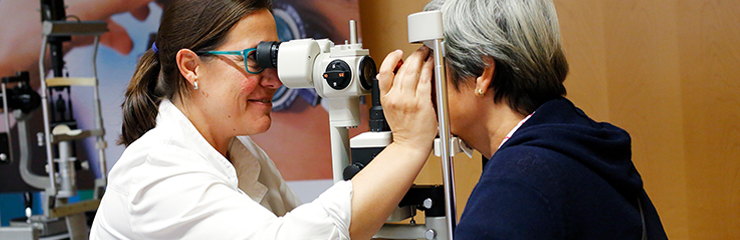 Dra. Pacual, especialista en glaucoma, realizando prueba a paciente