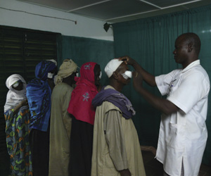 Ulls del món atendiendo a pacientes en Mali