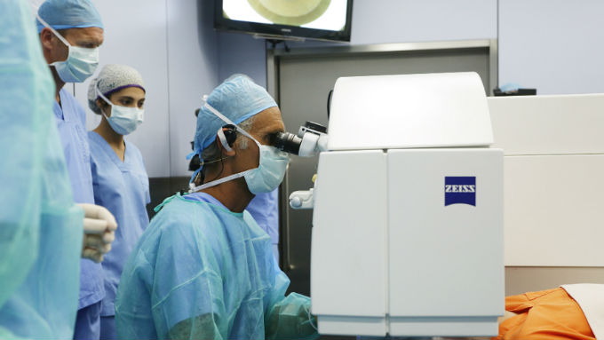 Los doctores José Luis Güell y Daniel Elies ofrecieron una sesión de cirugía en directo en la que mostraron ante un centenar de asistentes su experiencia en la realización de la técnica Relex SMILE.